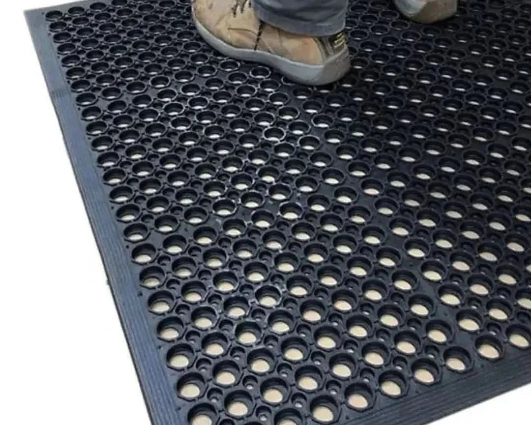 Heavy-Duty Anti-Slip Industrial Hollow Rubber Mat – 10m x 90cm