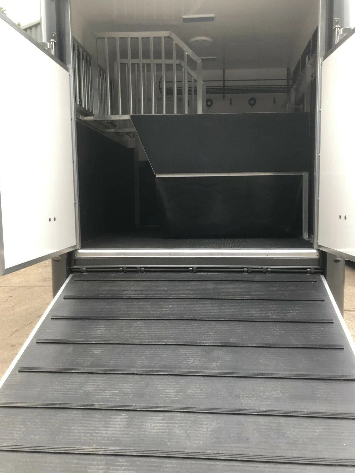Delta Mart Rubber Rubber Horse Box Trailer Ramp Mat 2.4m longx2.1m wide